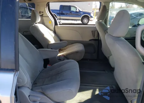 2011 Toyota Sienna z USA, uszkodzony, nr VIN 5TDZK3DC2BS008933